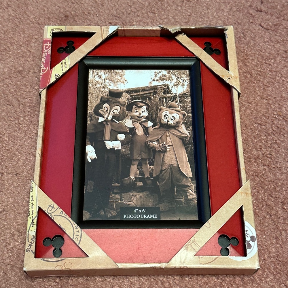NIB DISNEY 4 X 6 RED PICTURE FRAME MICKEY HEAD